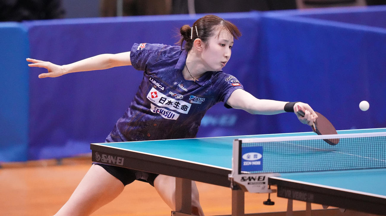 女子シングルス準々決勝の第1セット、打ち返す早田（撮影・鈴木みどり）