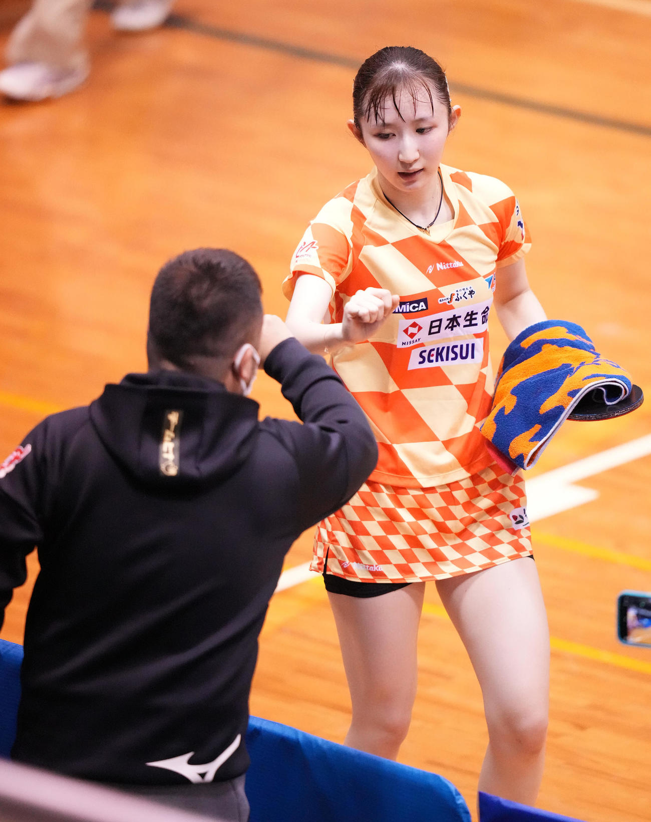 女子シングルス2回戦で井に勝利し準々決勝進出を決め、タッチを交わす早田（撮影・鈴木みどり）