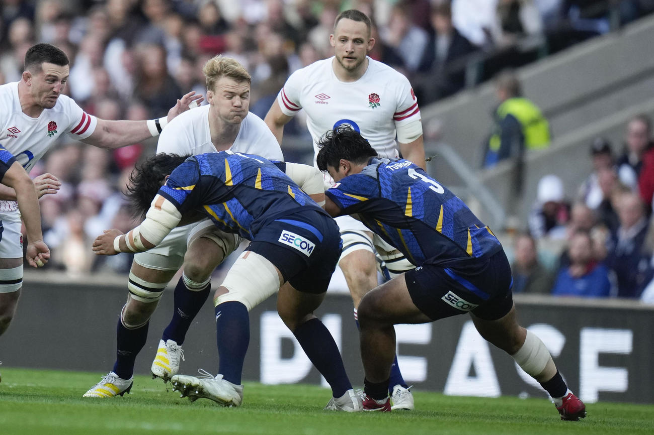 イングランドLOリバンズの突進をダブルタックルで止める稲垣啓太（中央）と具智元（右）（AP）