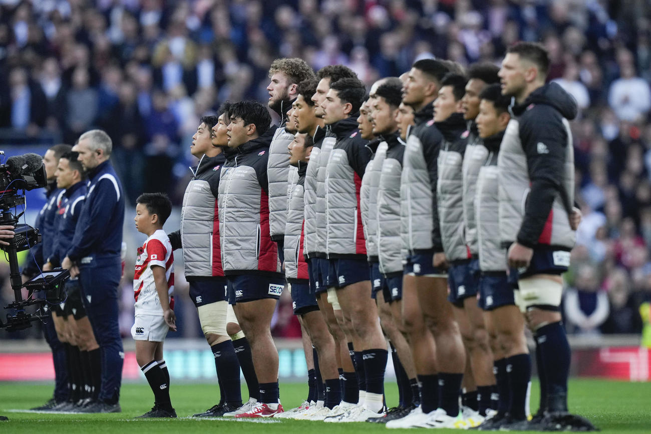 試合前のセレモニーに臨む日本フィフティーン（AP)
