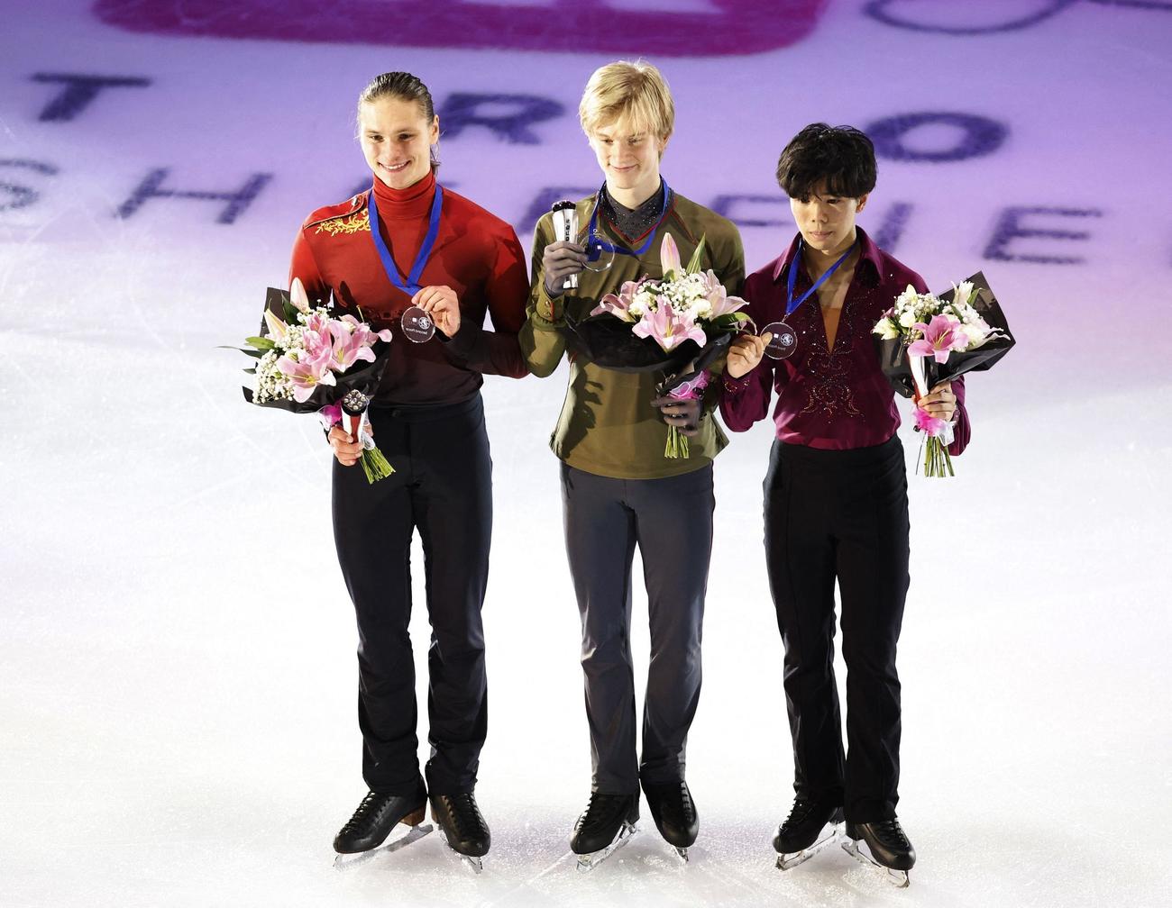 GPシリーズ第4戦イギリス（英国）大会　優勝したダニエル・グラッスル（中央）、左は2位のデニス・バシリエフス。右は3位の佐藤駿（ロイター）