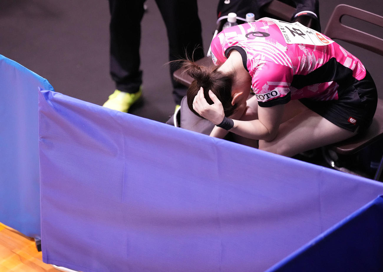 女子シングルス2回戦で森に敗れ、準々決勝進出を逃した石川は頭を抱える（撮影・鈴木みどり）