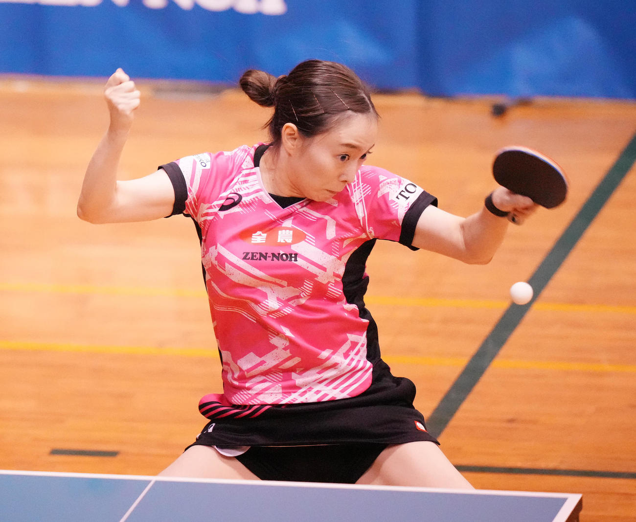 女子シングルス2回戦の第2セット、打ち返す石川（撮影・鈴木みどり）
