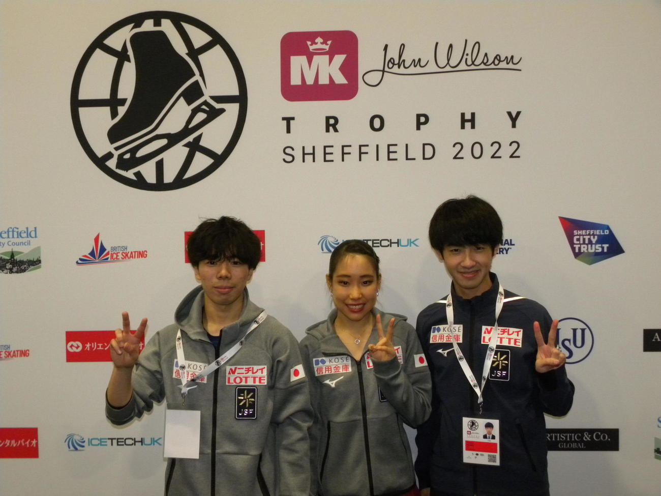 女子優勝の三原舞依（中央）を囲み、ピースする佐藤駿（左）と壷井達也（撮影・松本航）