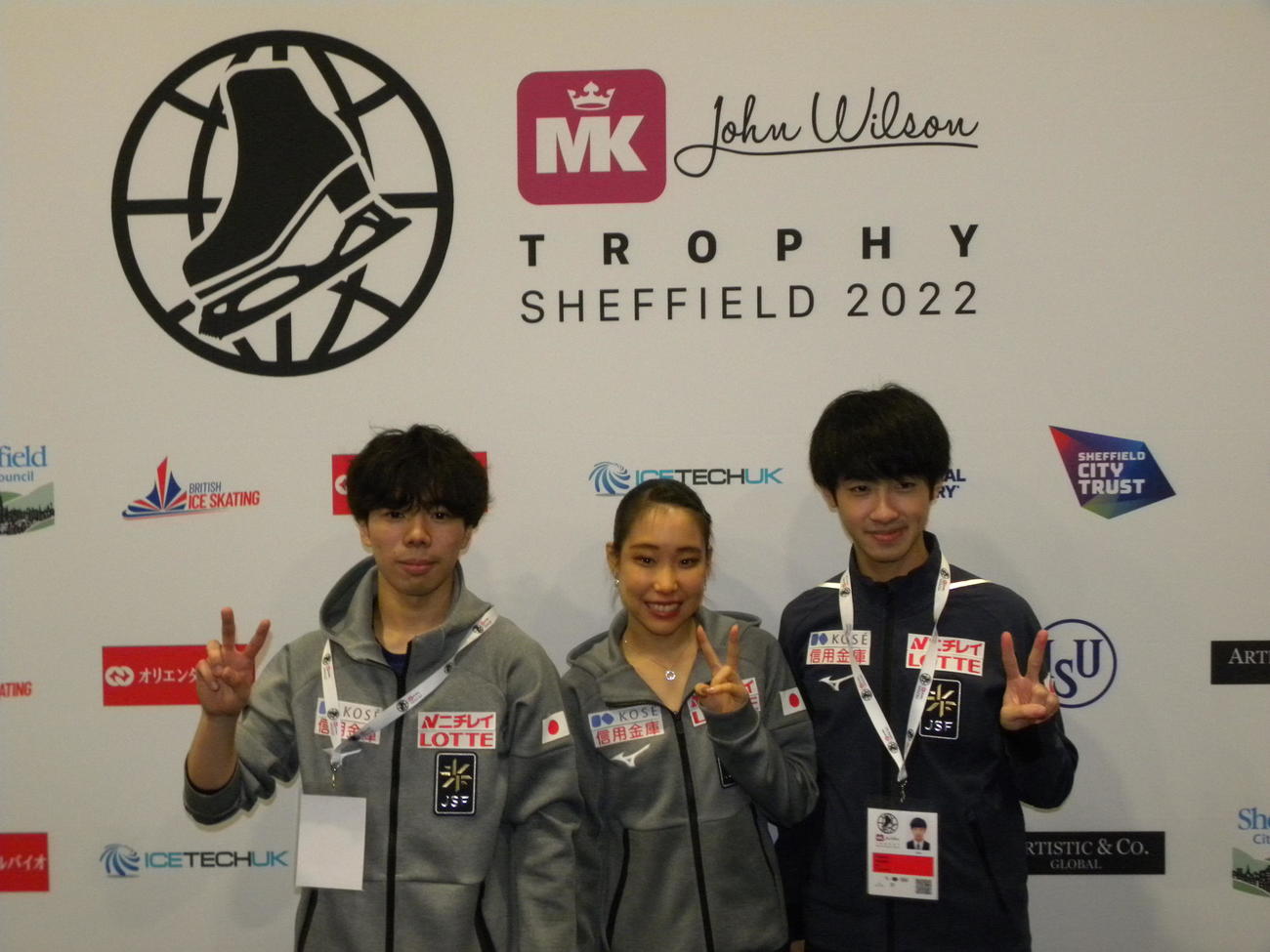 女子優勝の三原舞依（中央）を囲み、ピースする佐藤駿（左）と壷井達也（撮影・松本航）