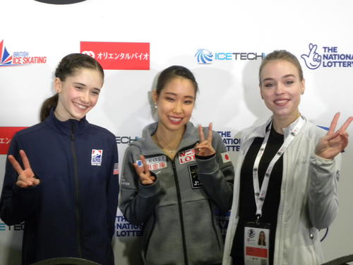 女子優勝の三原舞依（中央）と2位のイザボー・レビト（左）、3位のアナスタシア・グバノワは記者会見前にピースする（撮影・松本航）