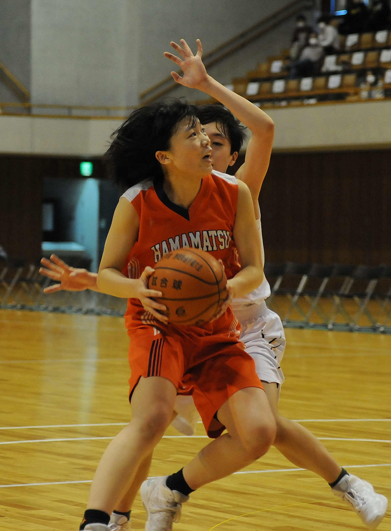 ゴール下に切り込む女子・浜松学院の足立琉（手前）