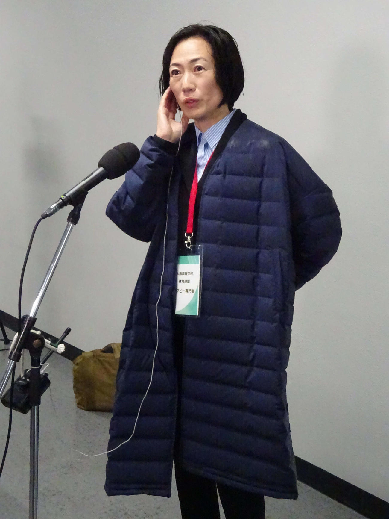 代表決定後にインタビューを受ける常翔学園の平池三記新監督（撮影・加藤裕一）