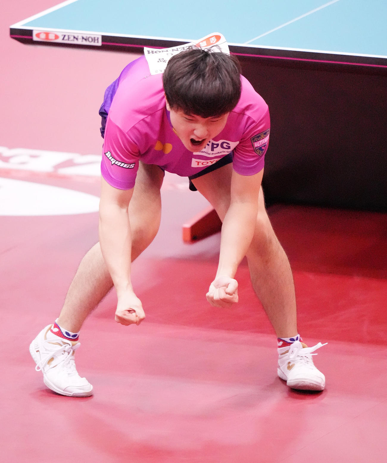 男子シングルス準決勝で篠塚に勝利し、喜びを爆発させる張本智（撮影・鈴木みどり）