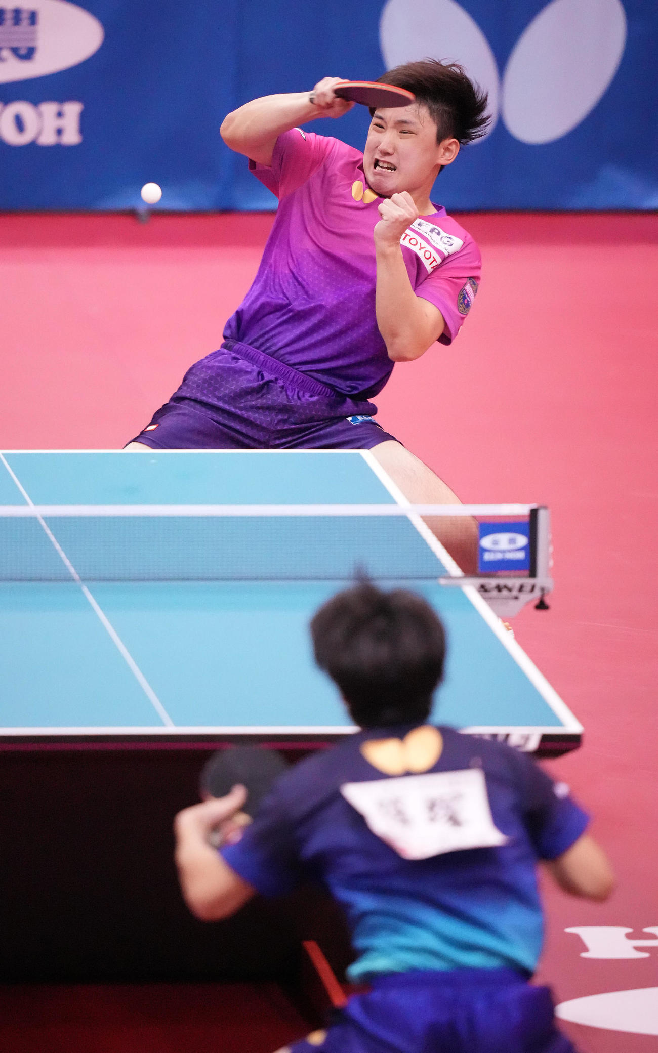 男子シングルス準決勝の第7ゲーム、打ち返す張本智（撮影・鈴木みどり）