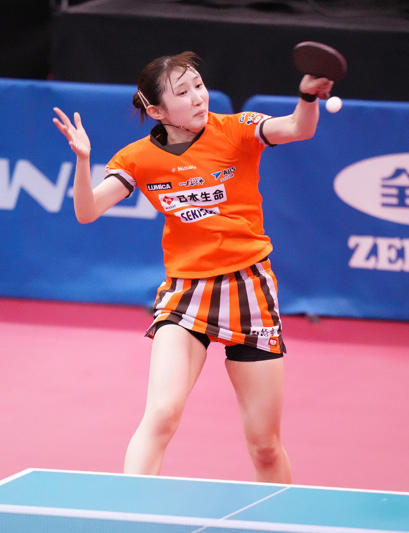 女子シングルス準決勝の第3ゲーム、打ち返す早田（撮影・鈴木みどり）