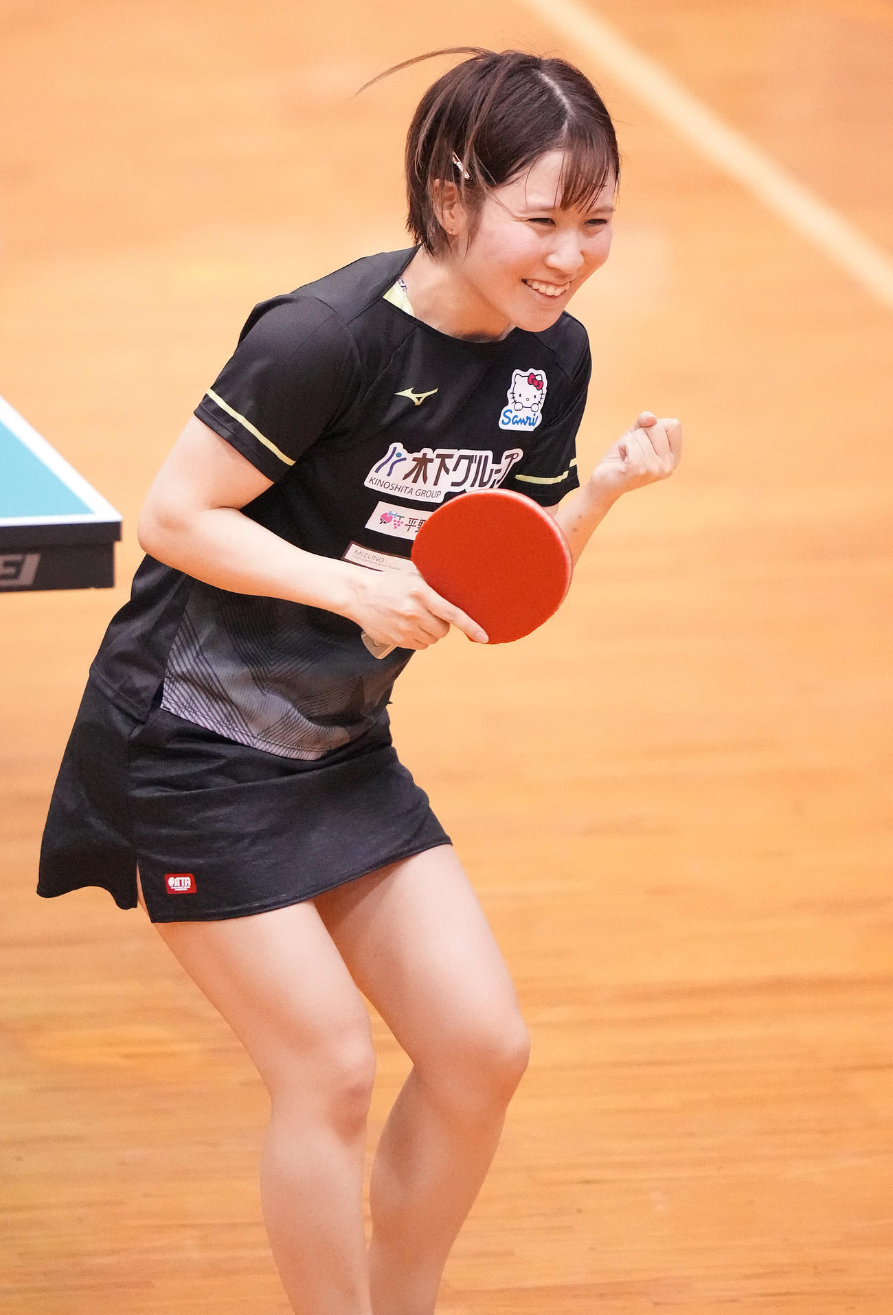 女子シングルス準決勝で芝田に勝利し決勝進出を決め、笑顔でガッツポーズする平野（撮影・鈴木みどり）