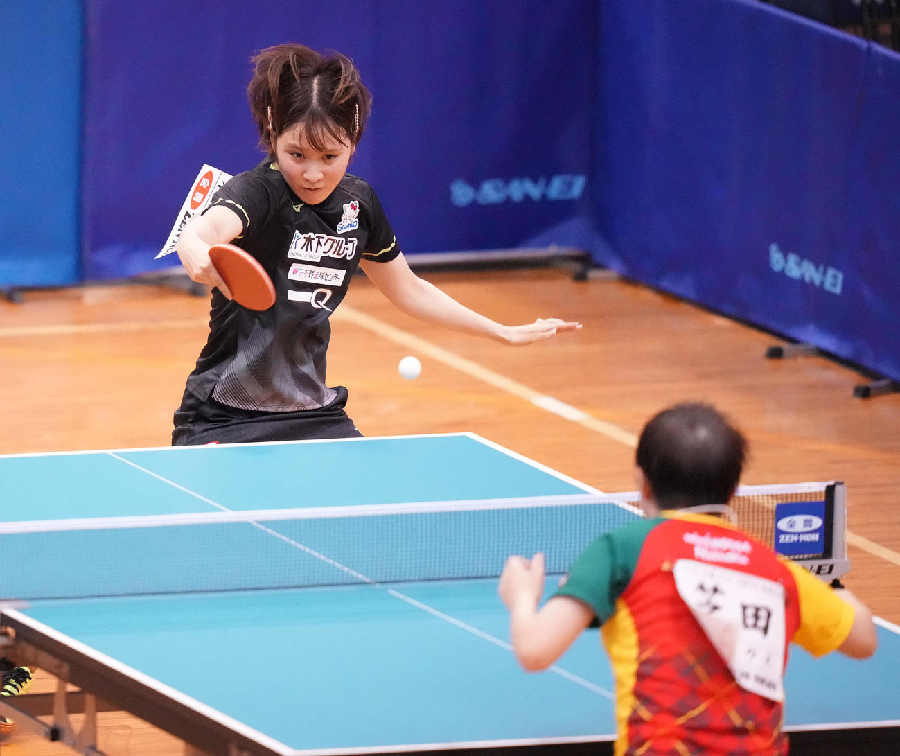 女子シングルス準決勝の第4ゲーム、打ち返す平野（撮影・鈴木みどり）