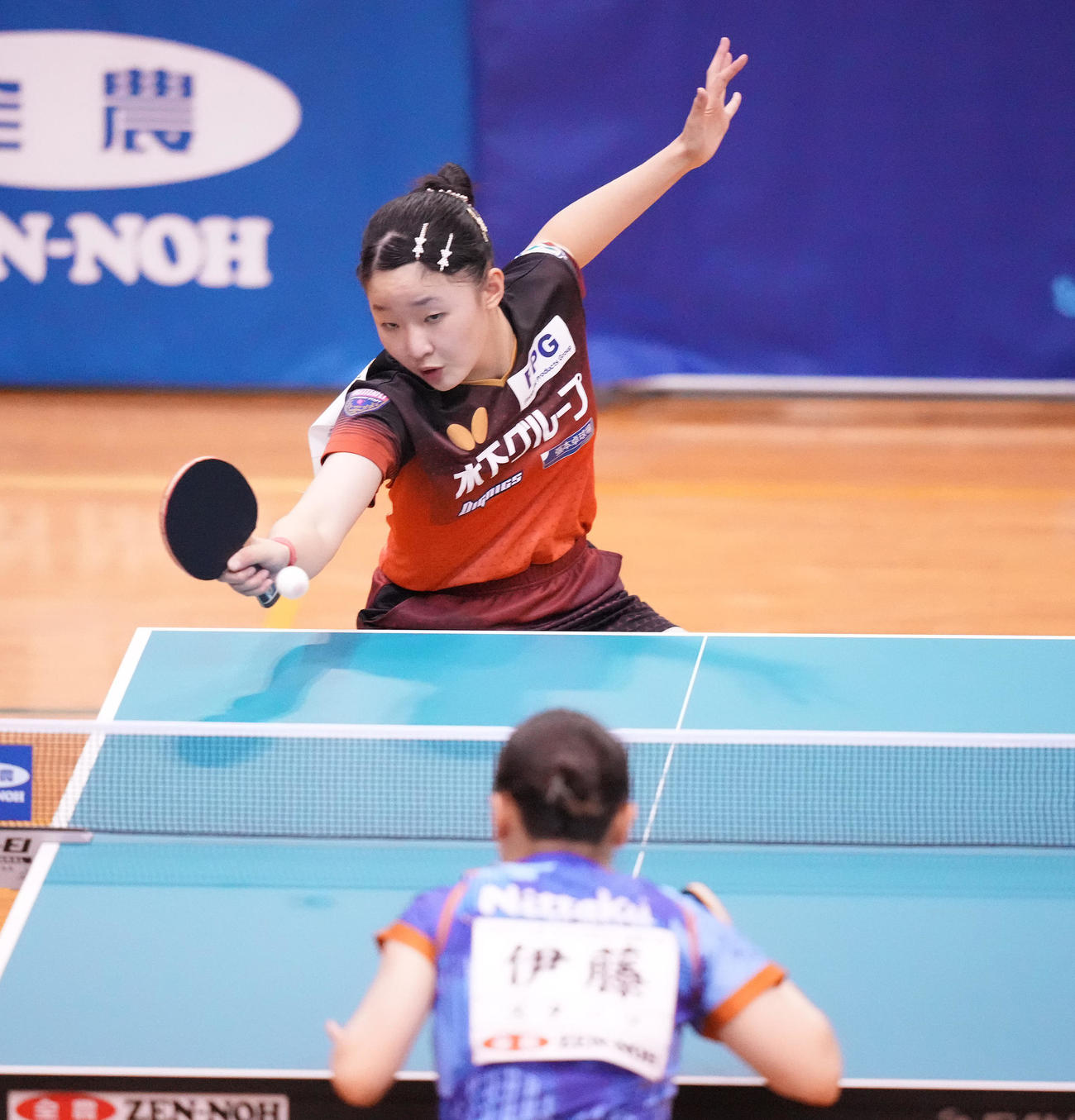 女子シングルス5位6位決定戦の第2ゲーム、打ち返す張本美（撮影・鈴木みどり）