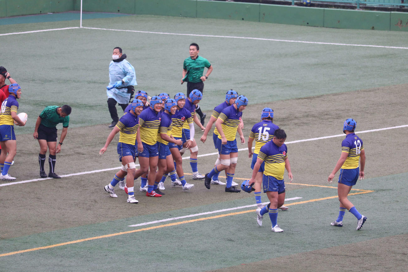 京都大会決勝、京都工学院戦でトライが決まり喜ぶ京都成章のメンバー
