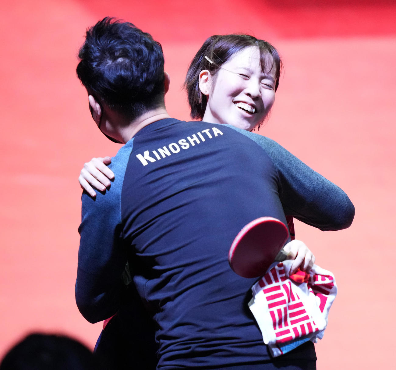 女子シングルスで優勝し、コーチとハグする平野（撮影・鈴木みどり）