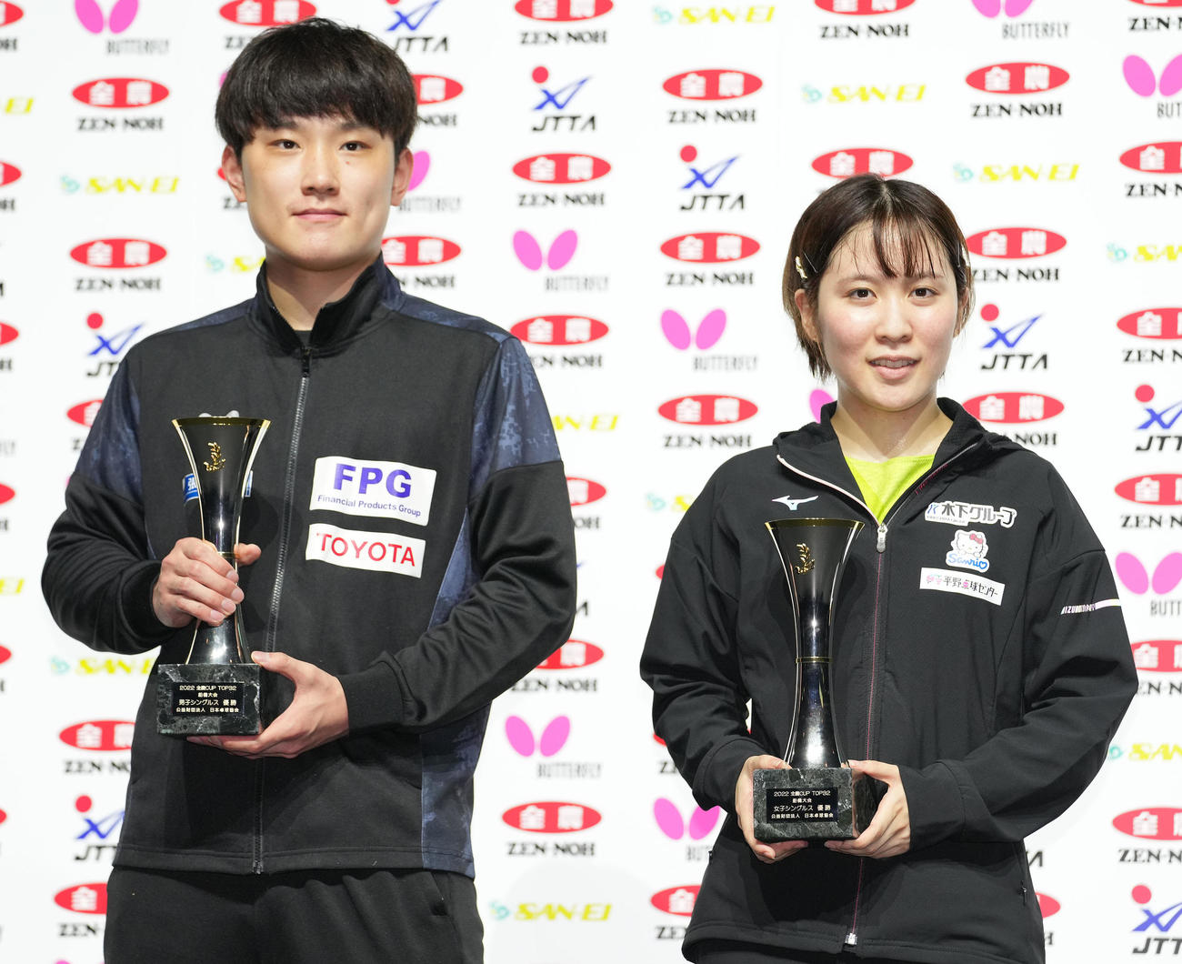 女子シングルスで優勝の平野（右）と男子シングルスで優勝の張本智はトロフィーを手に笑顔（撮影・鈴木みどり）