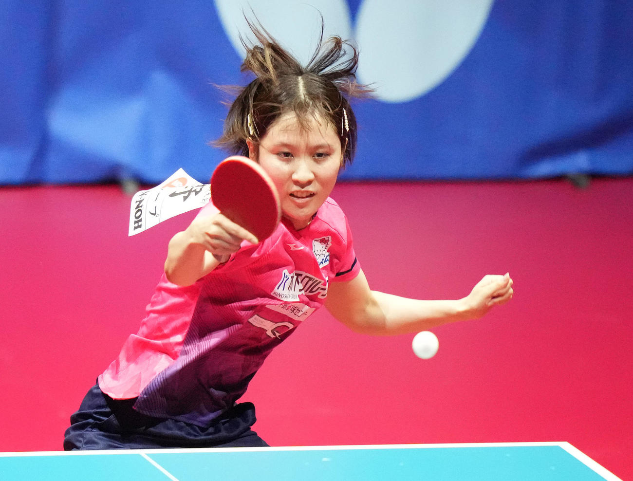 女子シングルス決勝の第6ゲーム、打ち返す平野（撮影・鈴木みどり）