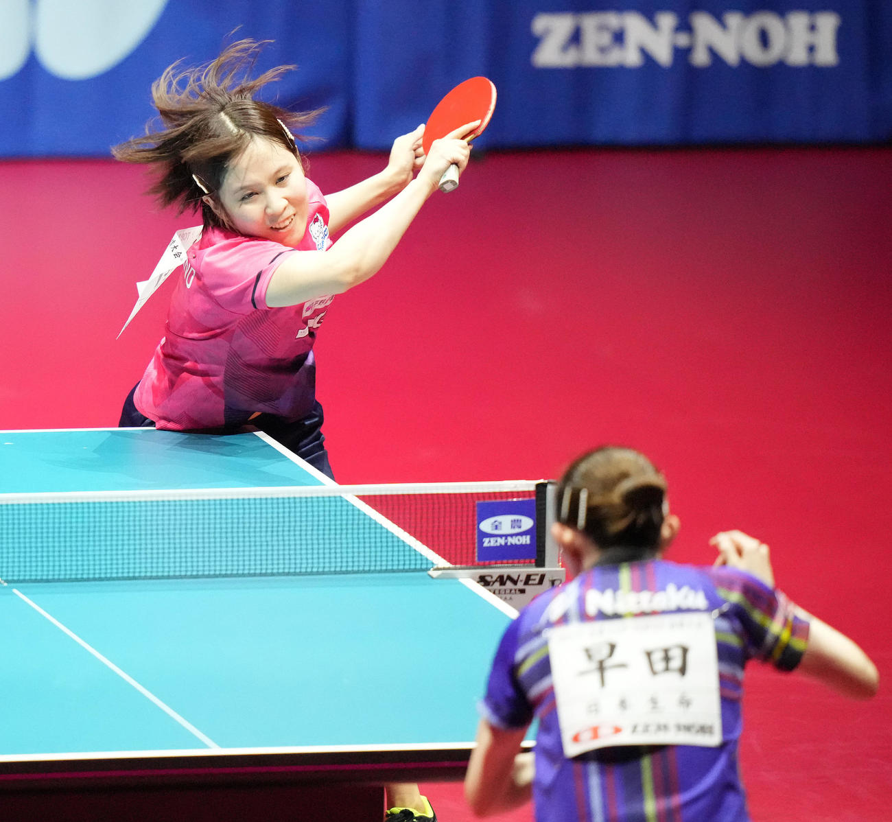 女子シングルス決勝の第6ゲーム、打ち返す平野（撮影・鈴木みどり）