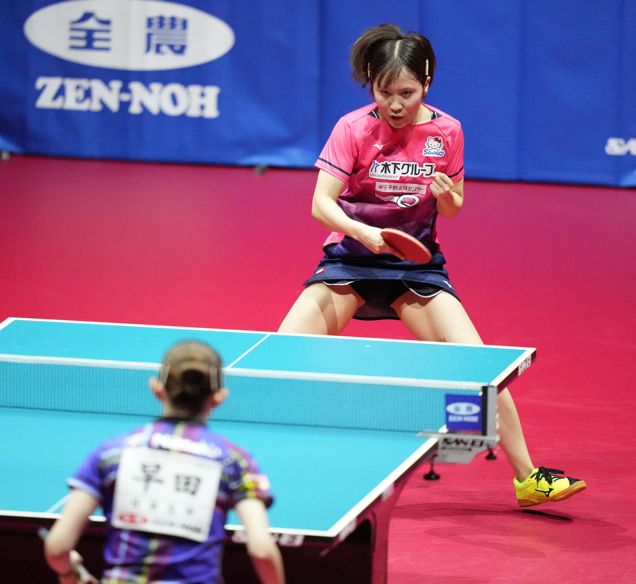 女子シングルス決勝の第4ゲーム、ポイントを取りガッツポーズする平野（撮影・鈴木みどり）