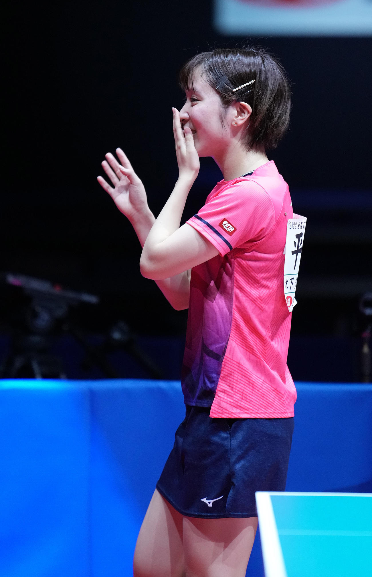 女子シングルスで優勝し、手を振る平野（撮影・鈴木みどり）