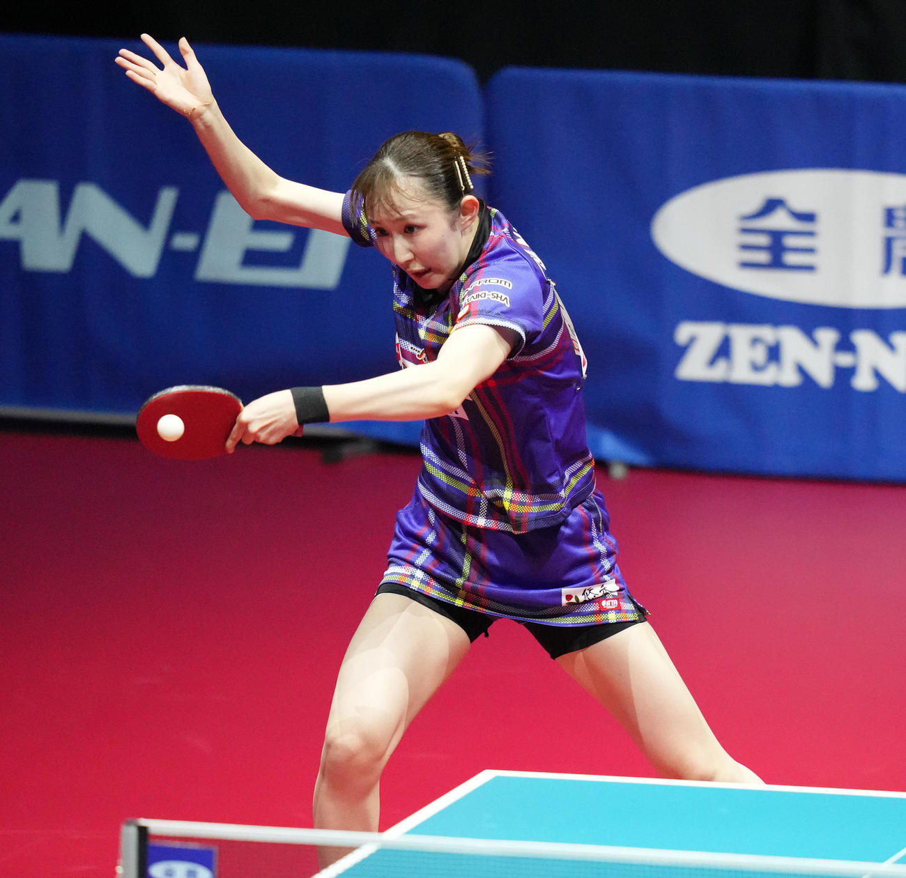 女子シングルス決勝の第1ゲーム、打ち返す早田（撮影・鈴木みどり）