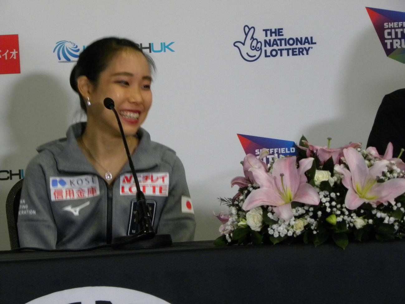 女子でGPシリーズ初優勝を飾り、記者会見で笑顔を見せる三原舞依（撮影・松本航）