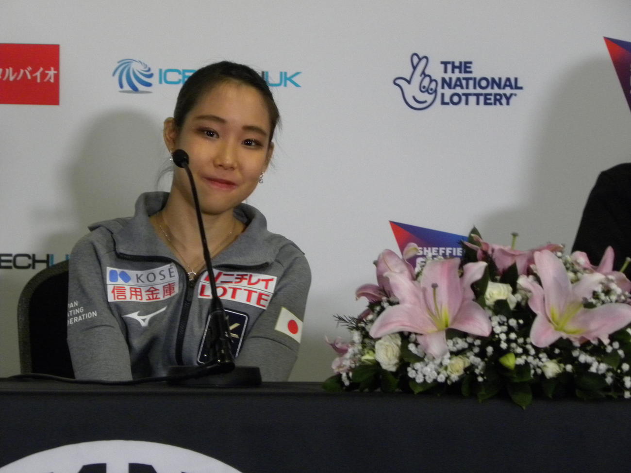 女子でGPシリーズ初優勝を飾り、記者会見で笑顔を見せる三原舞依（撮影・松本航）