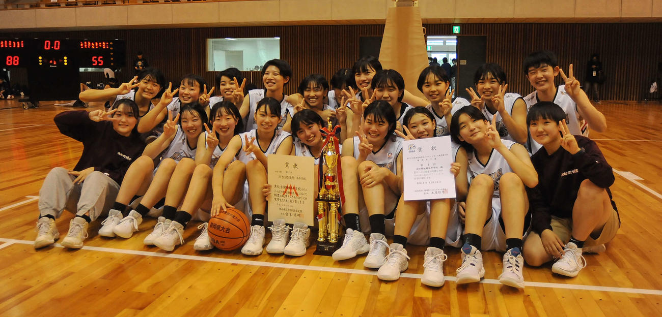 笑顔でVサインする女子・浜松開誠館の選手ら