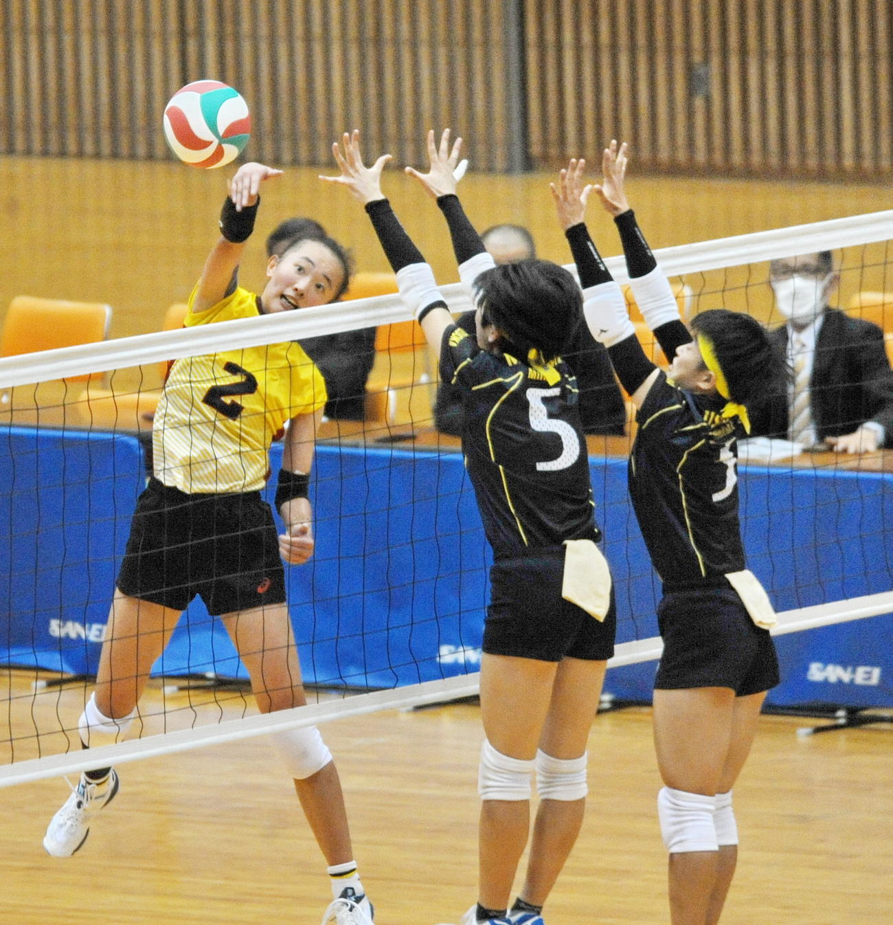 スパイクを決める富士見OH渡辺