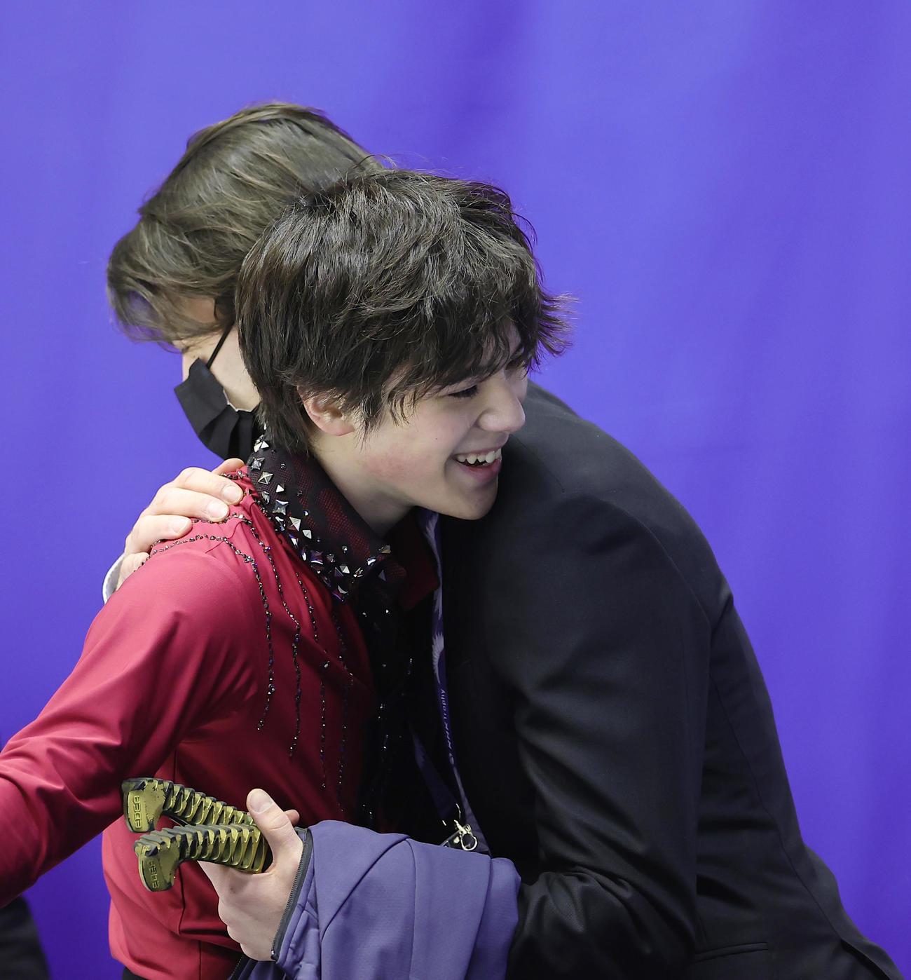 男子SPの演技を終え、笑顔で抱き合う宇野（撮影・足立雅史）