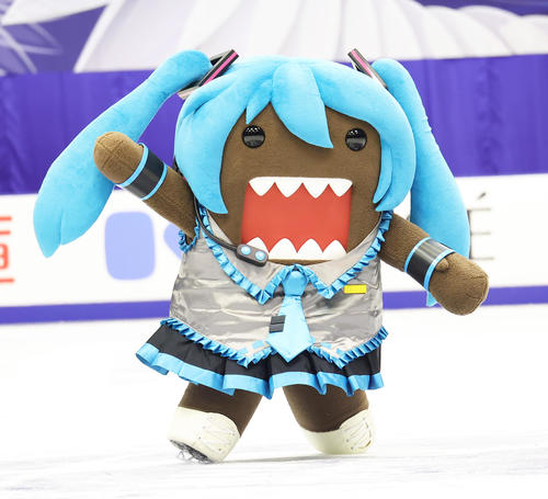 初音ミクの装いでリンクに登場したどーもくん（撮影・足立雅史）