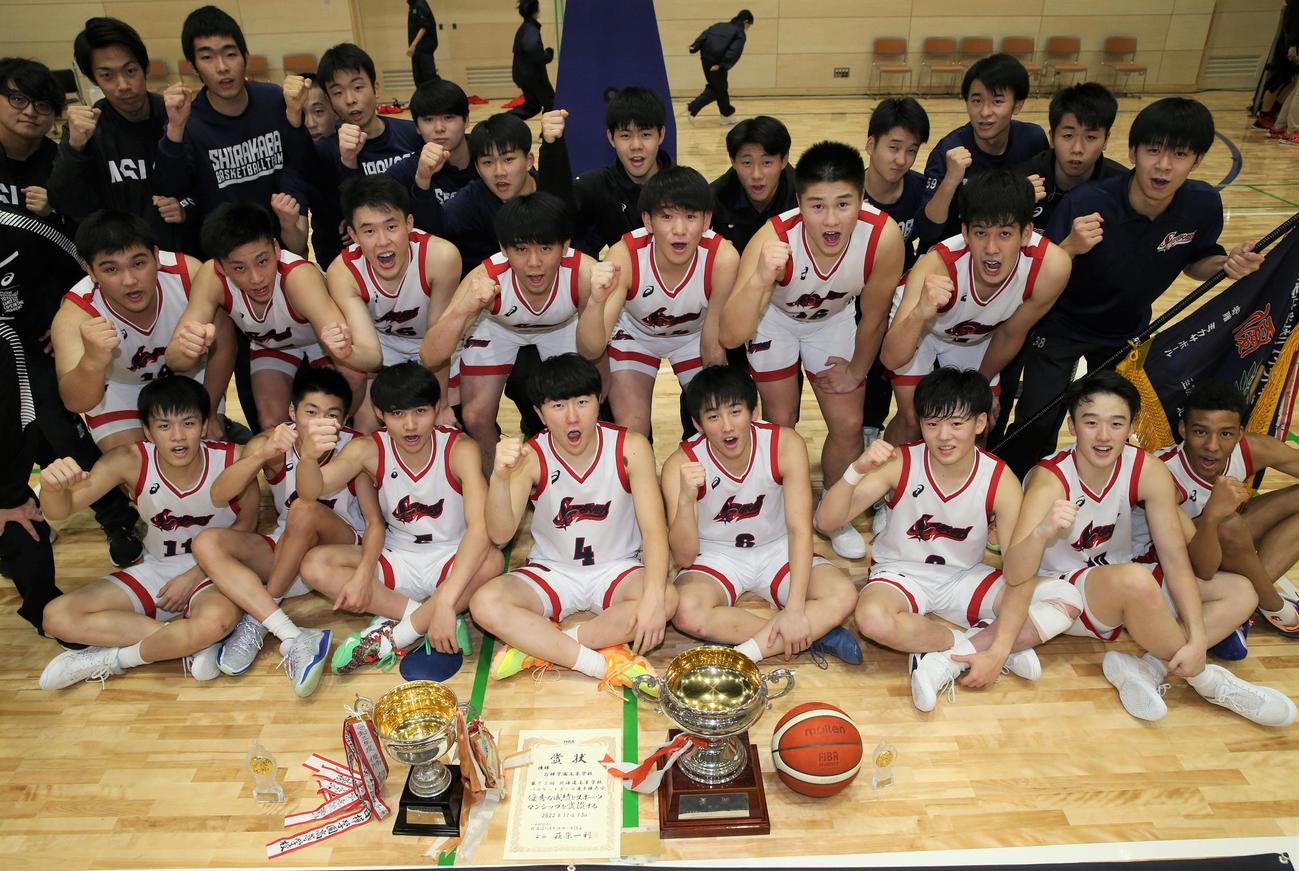 優勝し笑顔で叫ぶ白樺学園の選手たち（撮影・黒川智章）