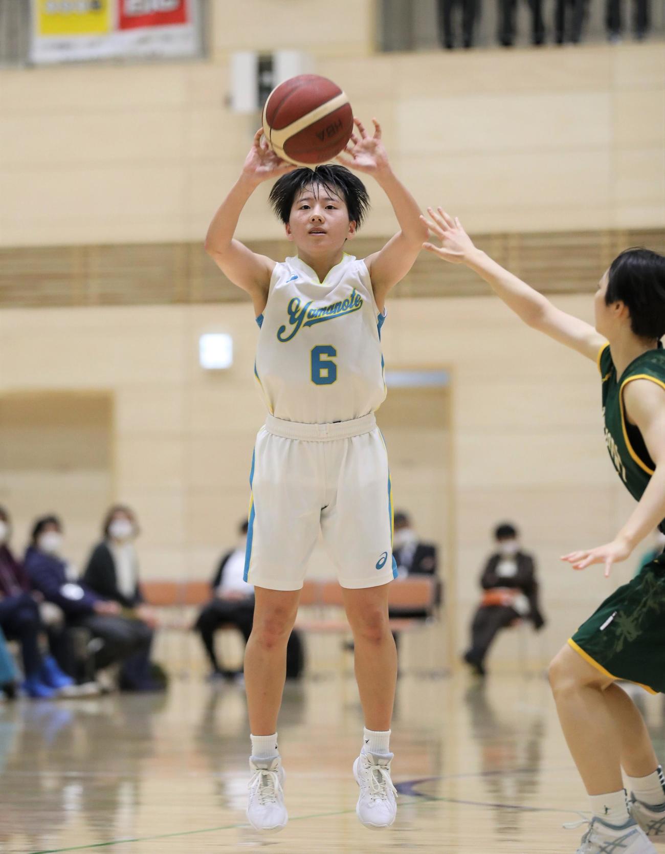 札幌山の手対酪農学園大とわの森三愛　第3クオーター　3点シュートを放つ札幌山の手の野原（撮影・黒川智章）