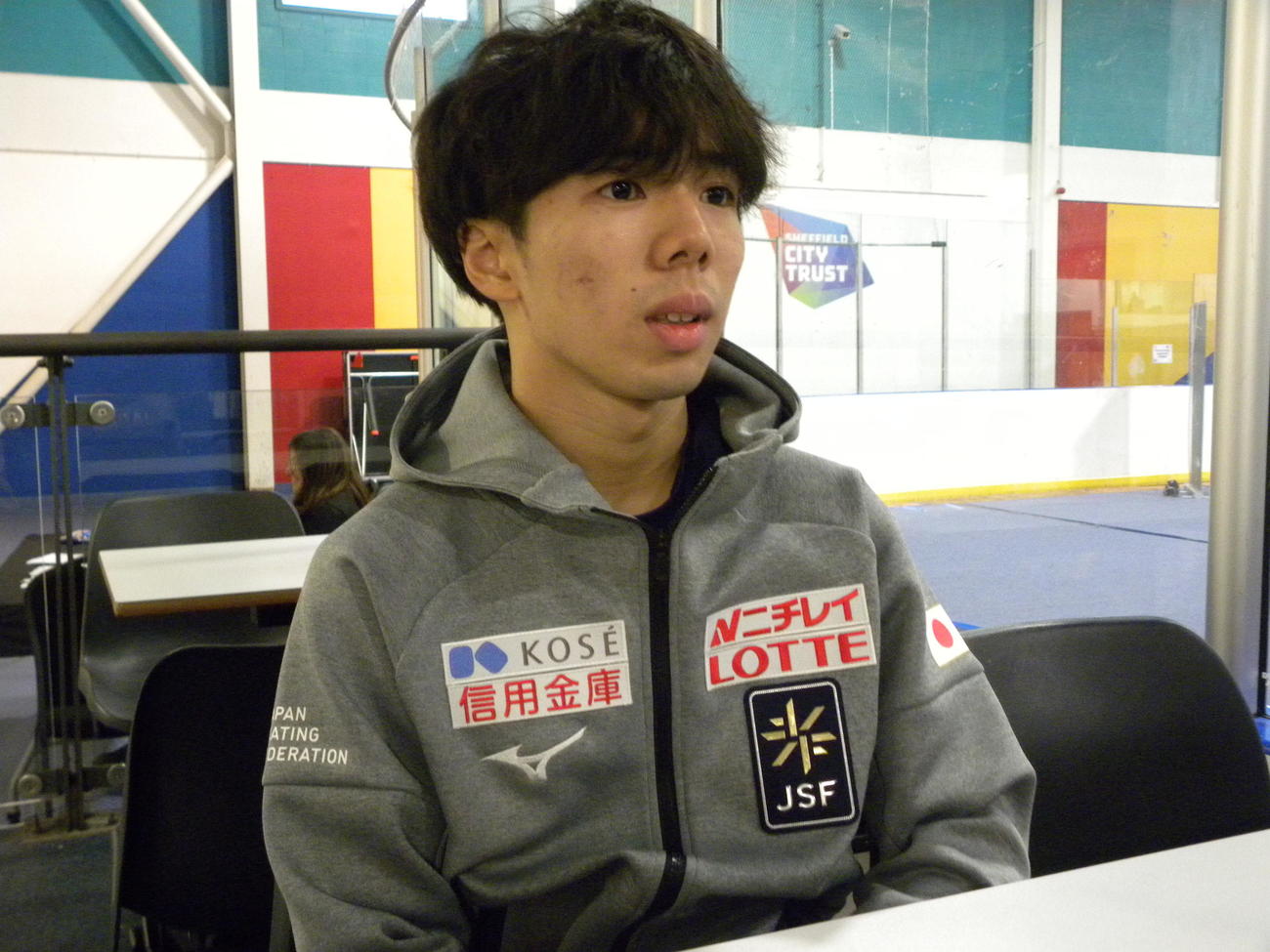 フリーから一夜明けて思いを語る佐藤駿（撮影・松本航）