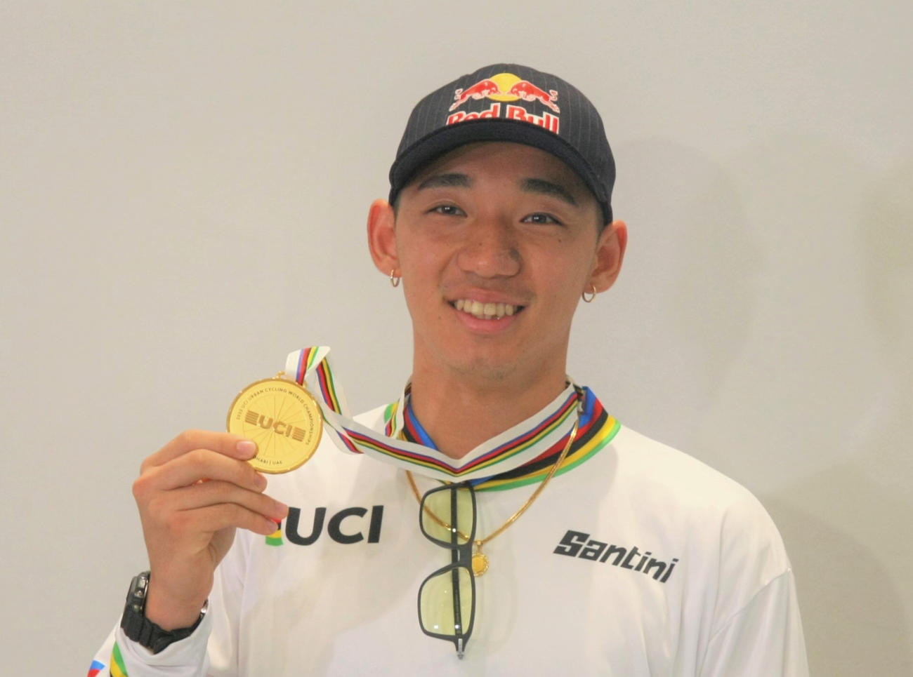 「2022 UCIアーバンサイクリング世界選手権」BMXパークで優勝し、帰国した成田空港で金メダルを見せる中村（撮影・藤塚大輔）