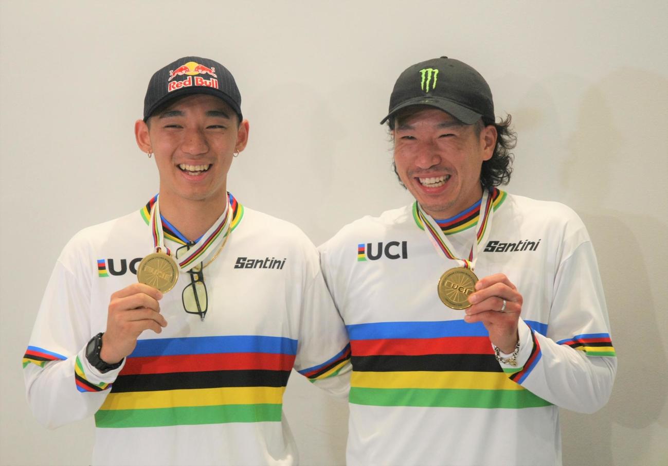 「2022 UCIアーバンサイクリング世界選手権」BMXパークで優勝した中村（左）とフラットランドで優勝した佐々木（撮影・藤塚大輔）