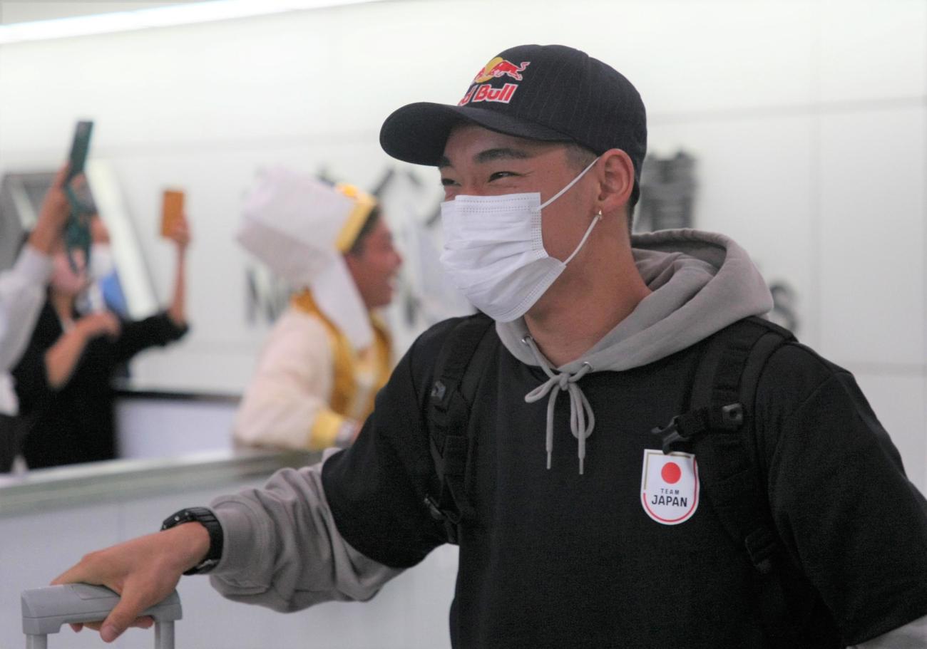 「2022 UCIアーバンサイクリング世界選手権」BMXパークで優勝し、笑顔で成田空港に帰国した中村（撮影・藤塚大輔）