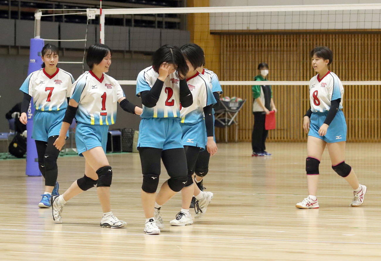 釧路北陽に敗れ肩を落とす苫小牧中央の選手たち（撮影・佐藤翔太）