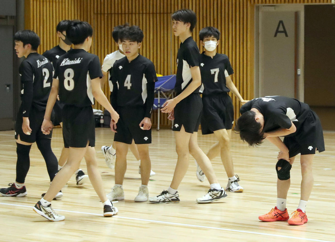 札幌あすかぜに敗れ肩を落とす初出場の北広島西の選手たち（撮影・佐藤翔太）