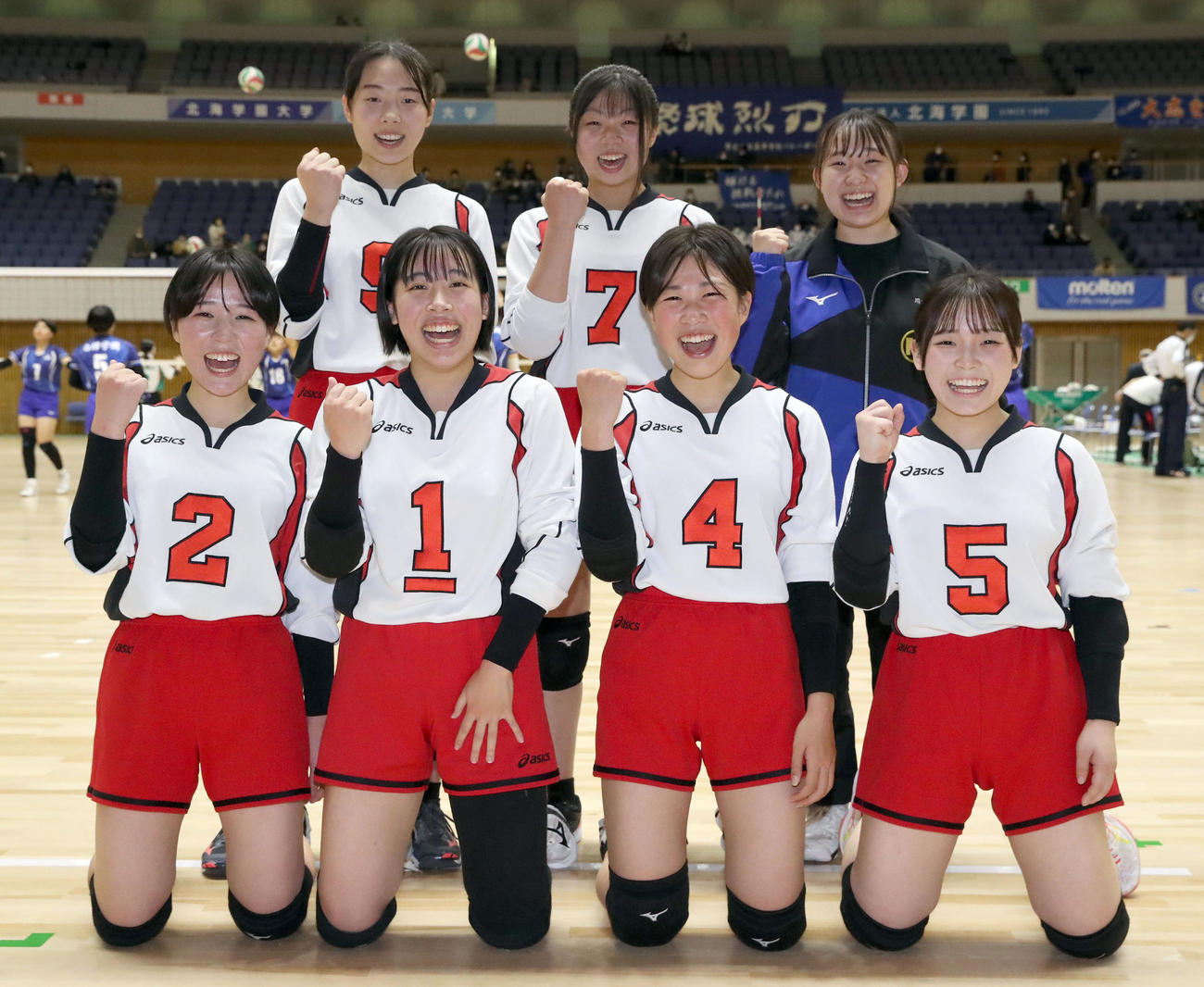 富良野に勝利し笑顔で撮影に応じる釧路明輝の選手たち（撮影・佐藤翔太）