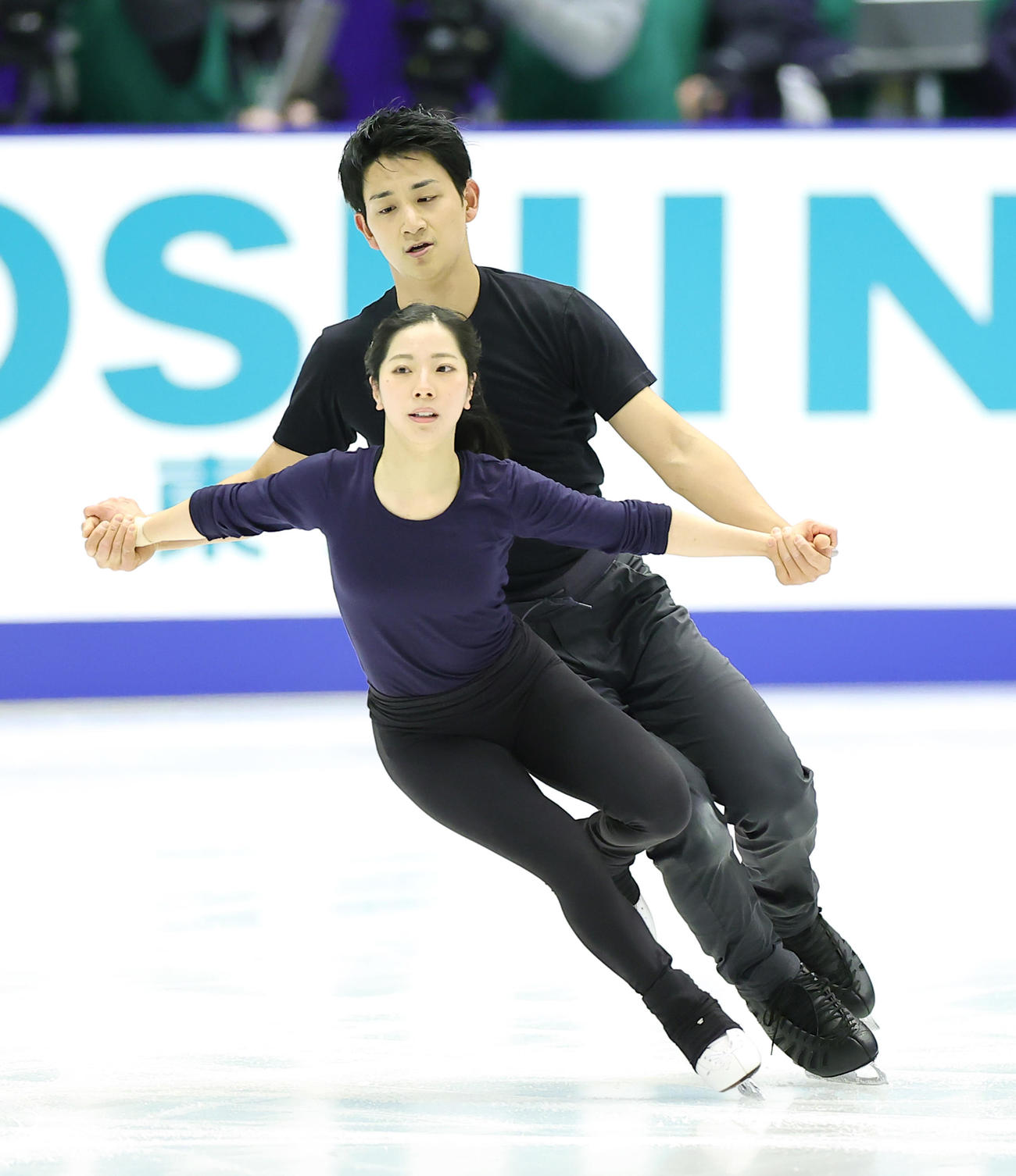 公式練習に臨む三浦（手前）、木原組（撮影・足立雅史）
