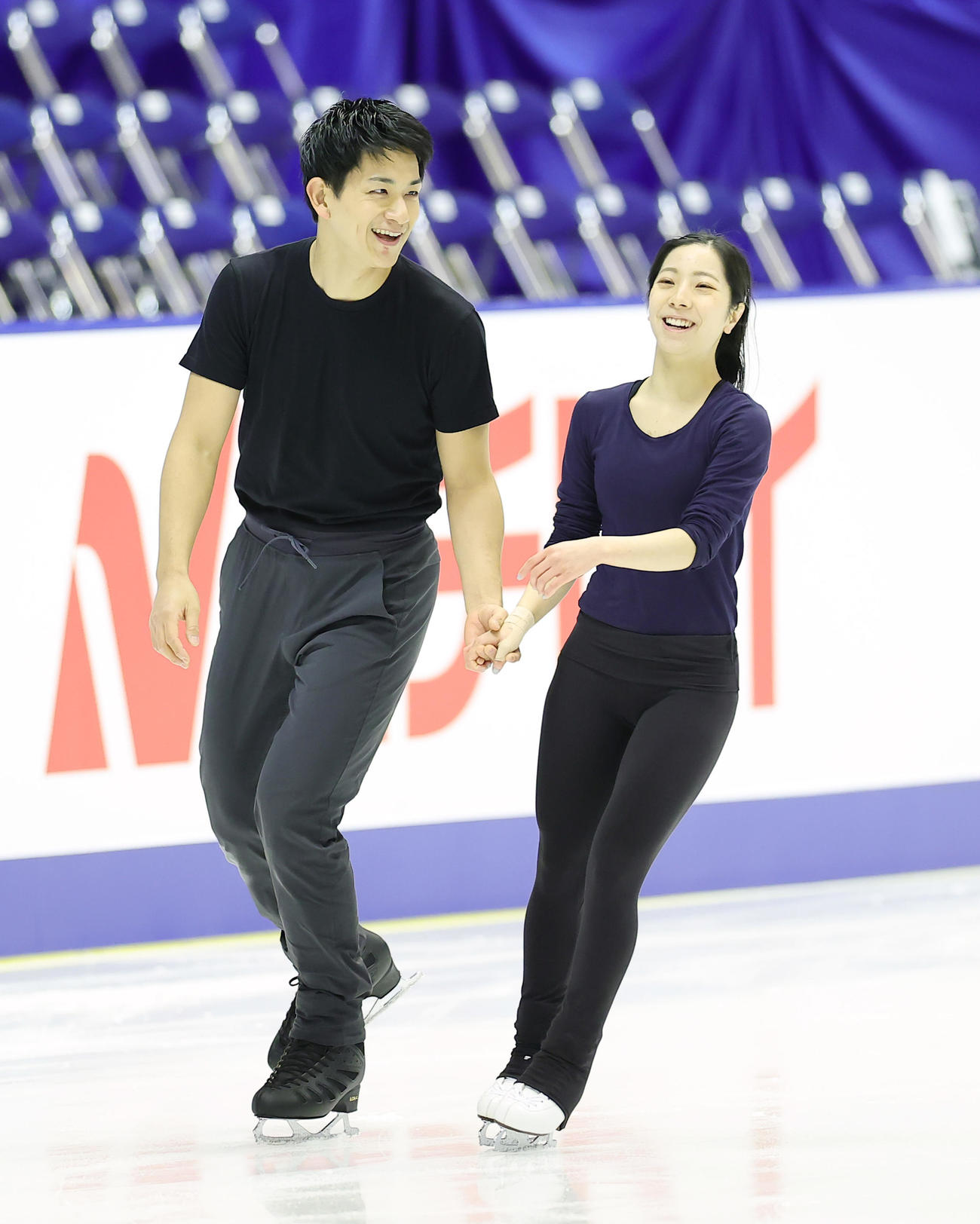 練習前、笑顔を見せる三浦（右）、木原組（撮影・足立雅史）