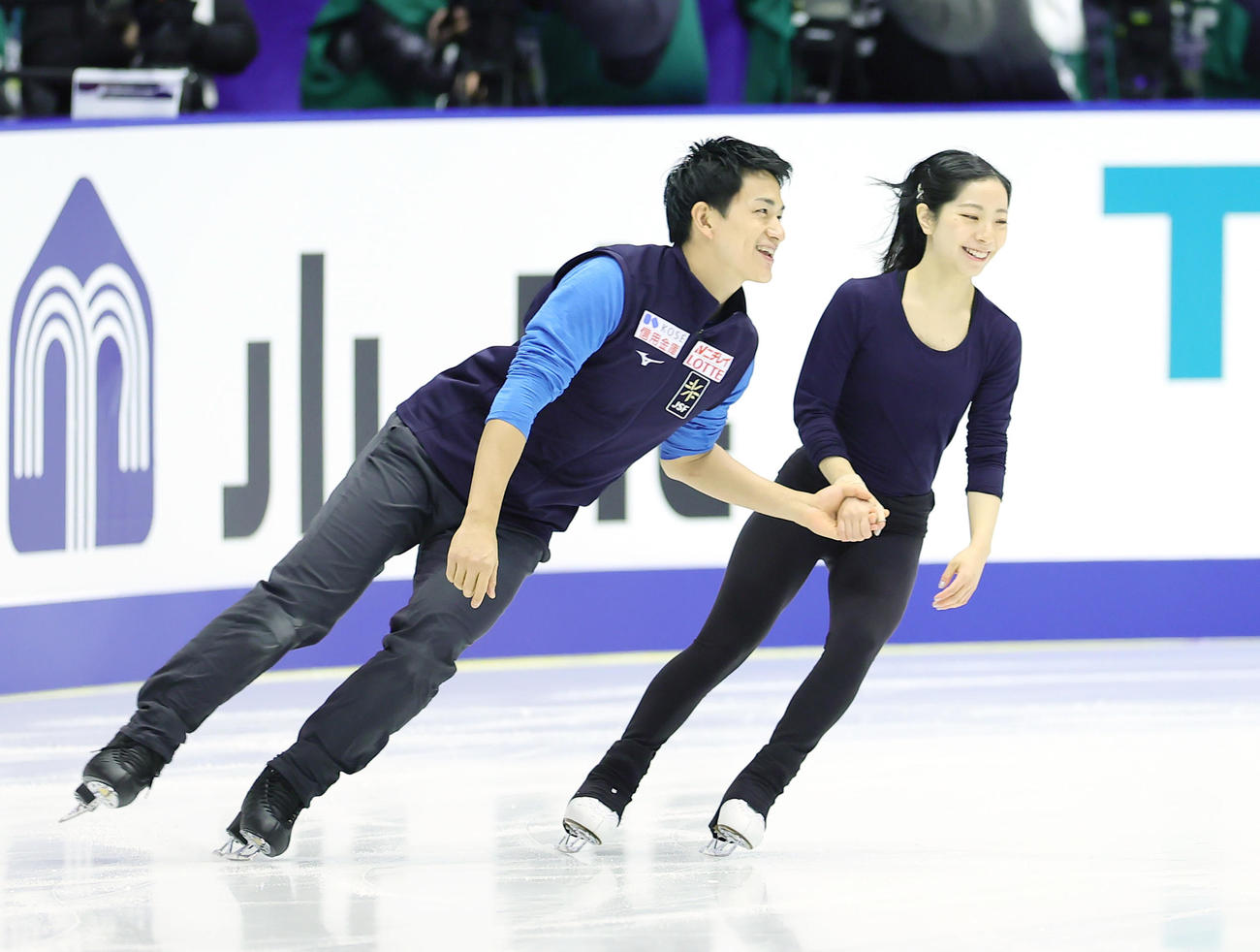 練習中、笑顔を見せる三浦（右）、木原組（撮影・足立雅史）