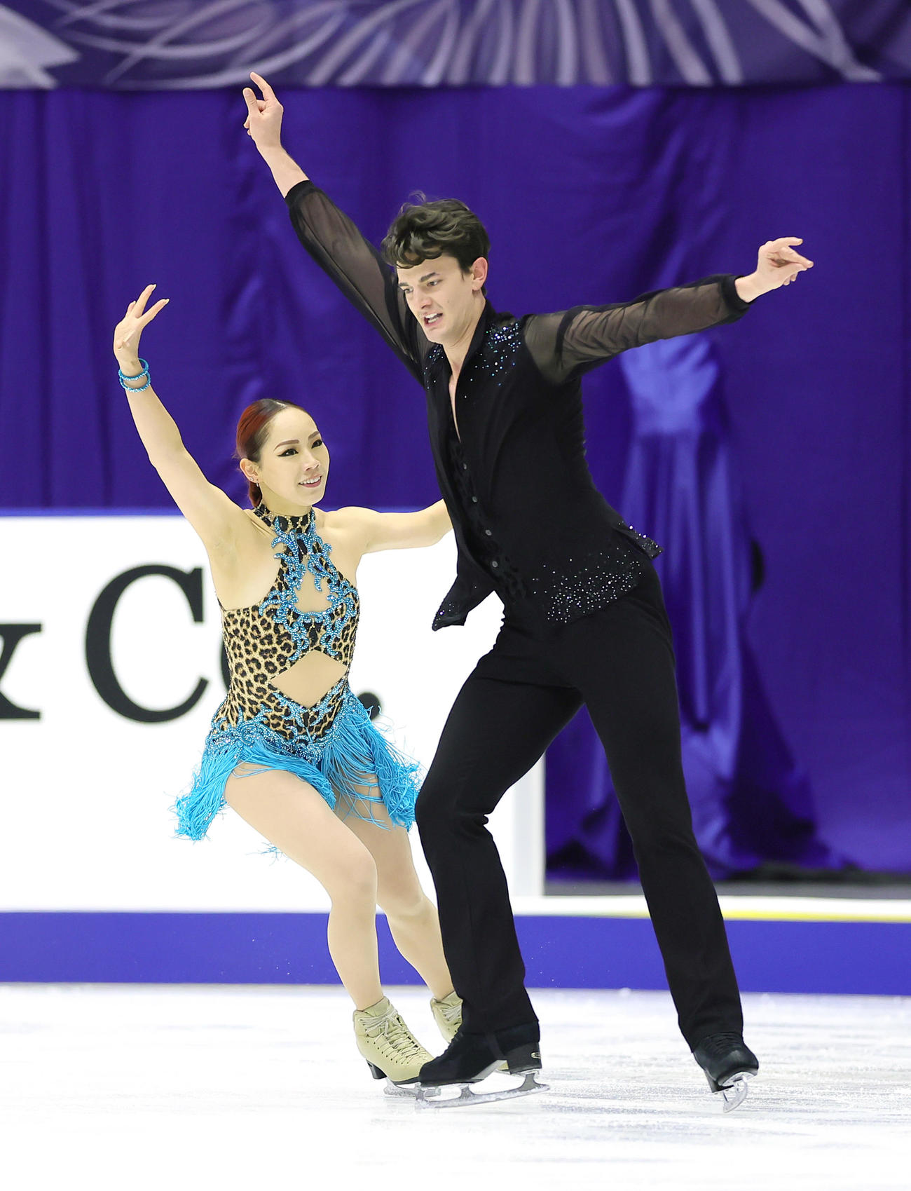 練習に臨む小松原美里（左）、尊組（撮影・足立雅史）