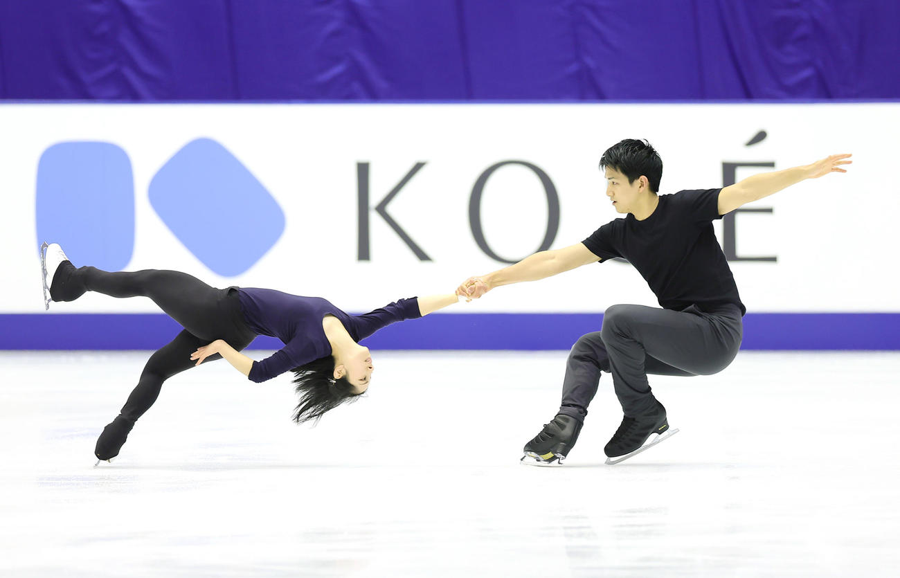 公式練習に臨む三浦（左）、木原組（撮影・足立雅史）