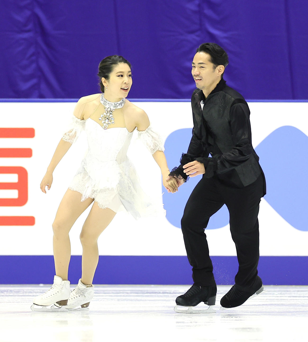 練習中、笑顔を見せる村元（左）、高橋組（撮影・足立雅史）
