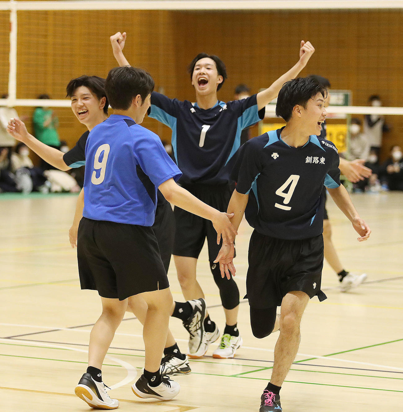 釧路東対静内　初勝利を決め歓喜する釧路東の選手たち（撮影・佐藤翔太）