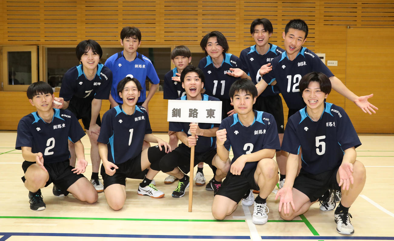 釧路東対静内　笑顔で記念撮影をする釧路東の選手たち（撮影・佐藤翔太）