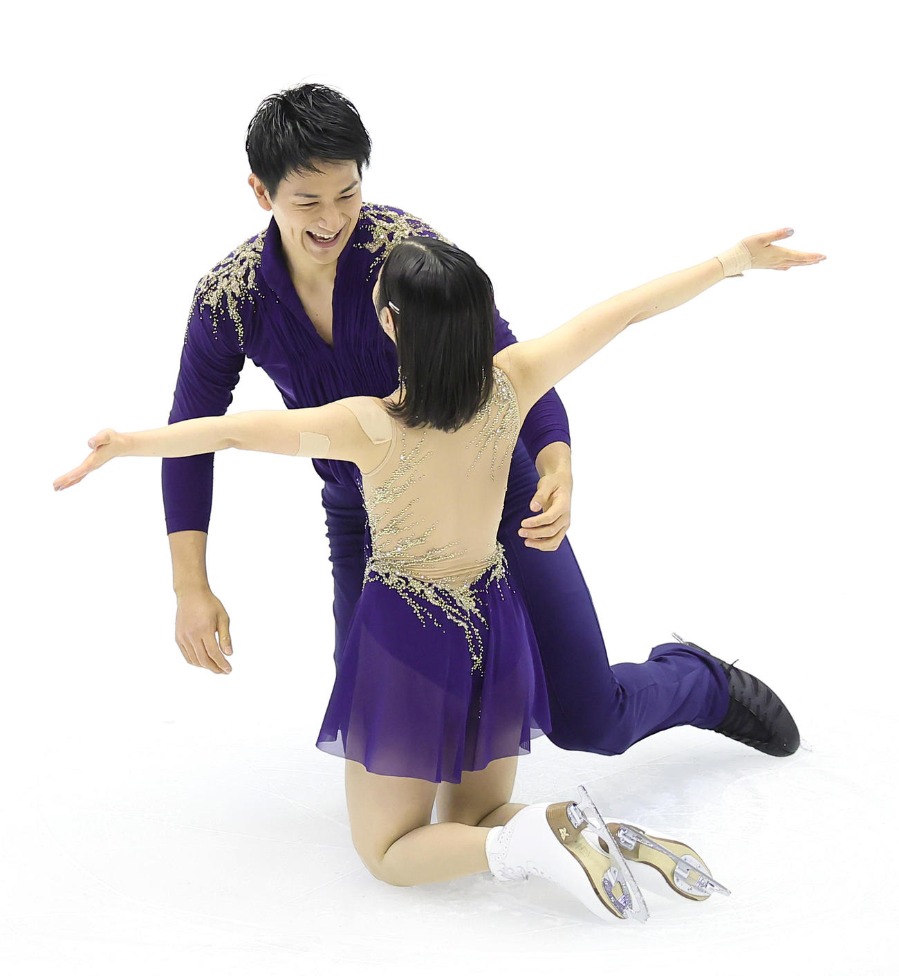 ペアSPの演技を終え、抱き合い喜ぶ三浦（手前）、木原組（撮影・足立雅史）